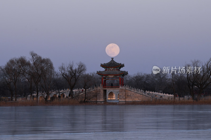 元宵节月光下古亭古桥相映成趣的静谧景致