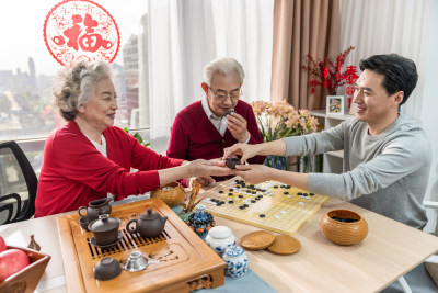 快乐的家庭喝茶下围棋