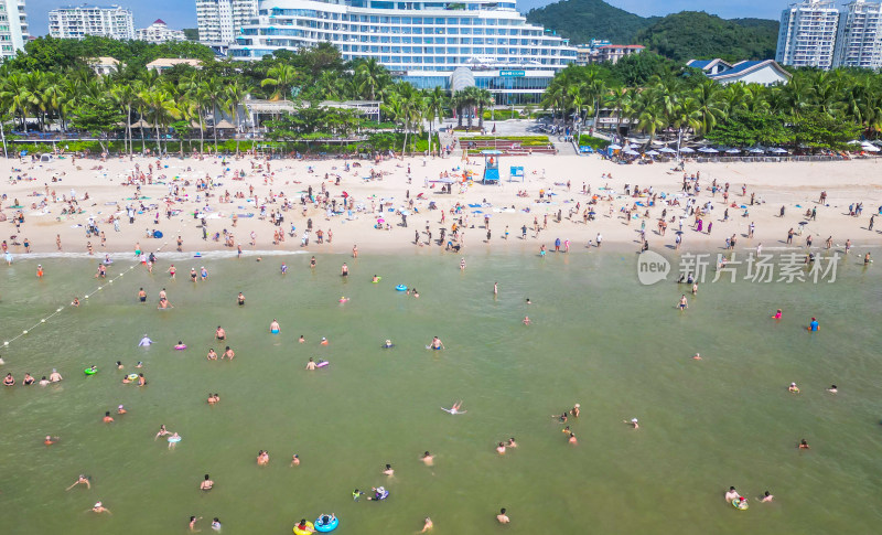 海南省三亚市大东海冬季沙滩海岸线上游客