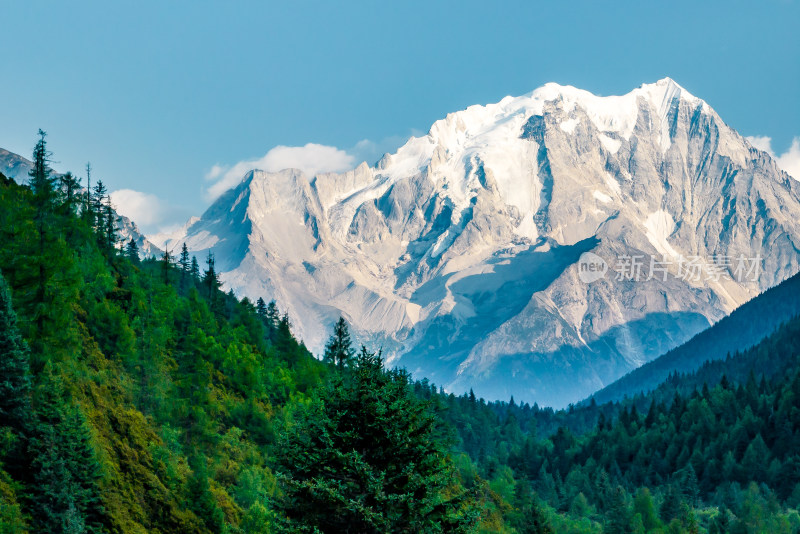 中国四川甘孜雅拉雪山