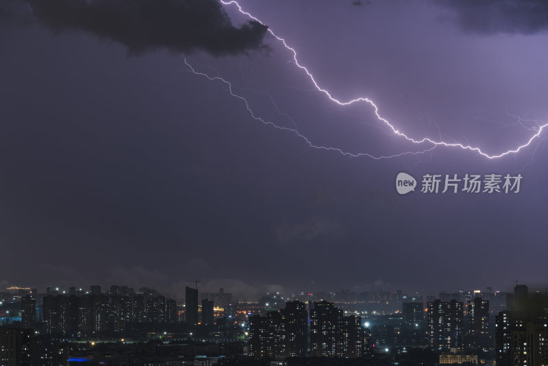 城市夜空闪电划破天际震撼景象