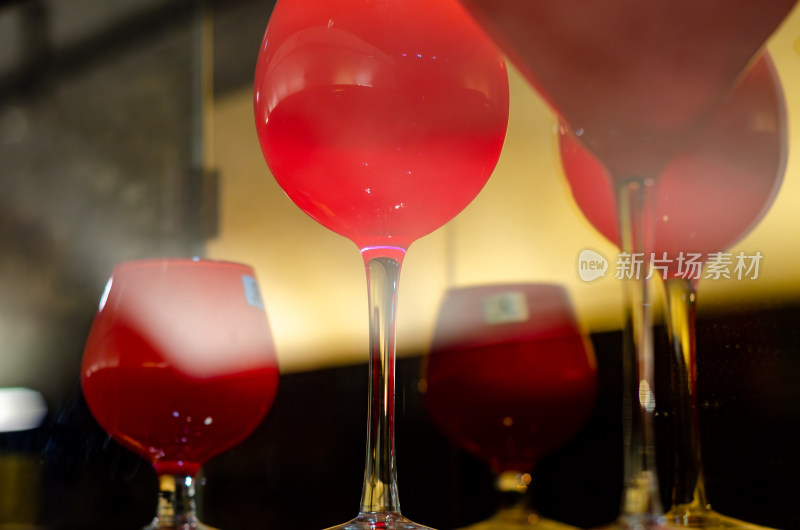 青岛葡萄酒博物馆，桌上精致的红色高脚杯