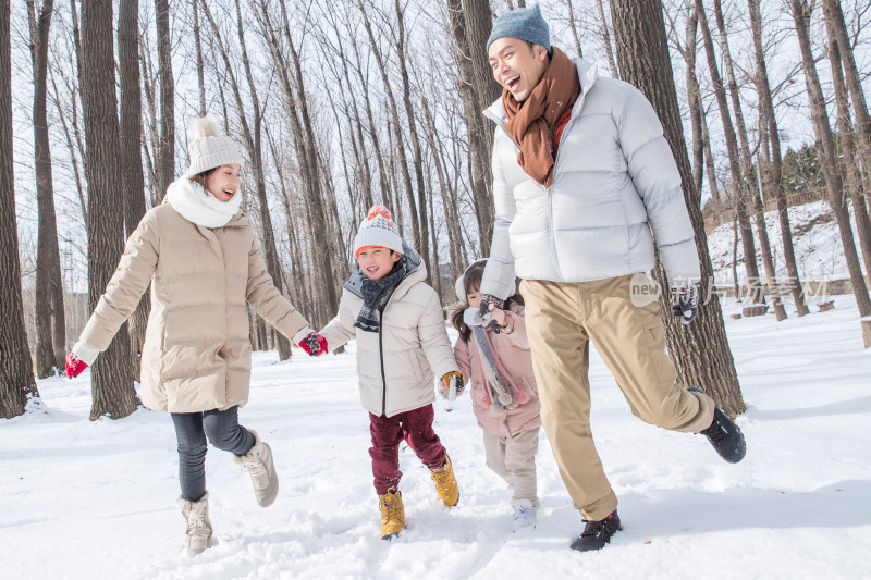 欢乐家庭在雪地里奔跑