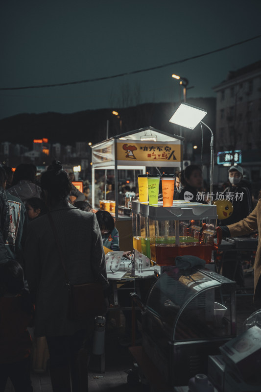 夜市晚间的奶茶果汁摊位