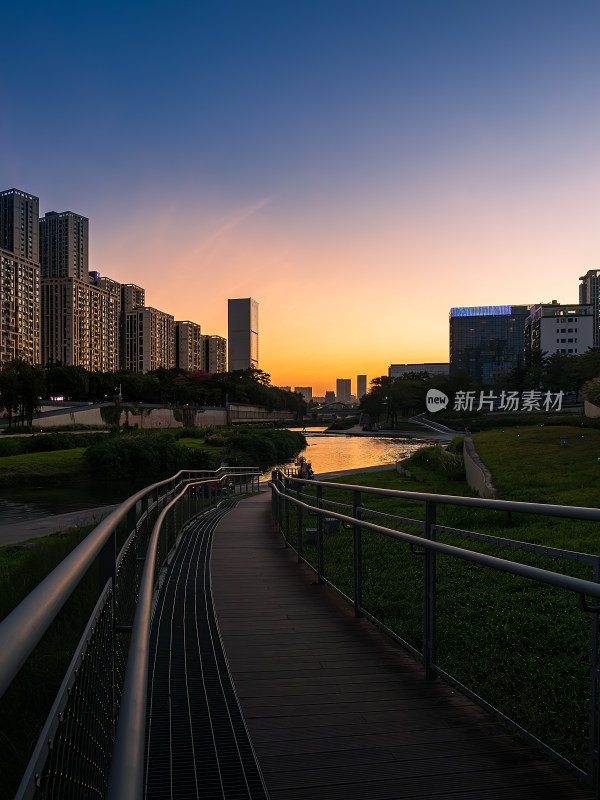 蓝调时刻的城市建筑与河流绿地