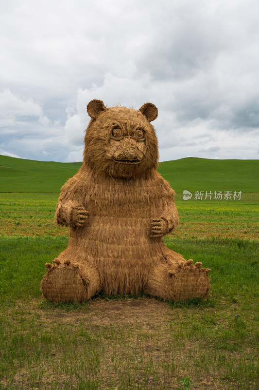 锡林郭勒盟乌拉盖草原路边牧草做的动物雕像
