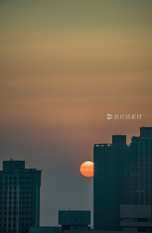 青岛信号山公园红瓦绿树碧海蓝天黄昏日落