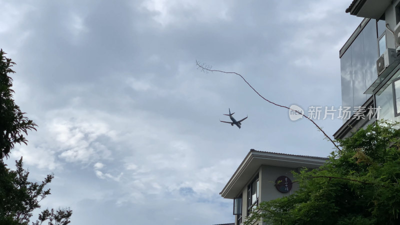 天空中飞行的民航飞机