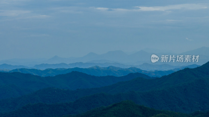 中国福建武夷山云雾缭绕