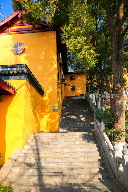 晴朗天空下的南京千年古刹鸡鸣寺