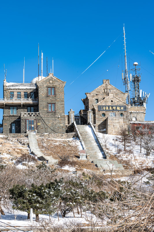 春雪后的泰安泰山风景区自然风光景点景观