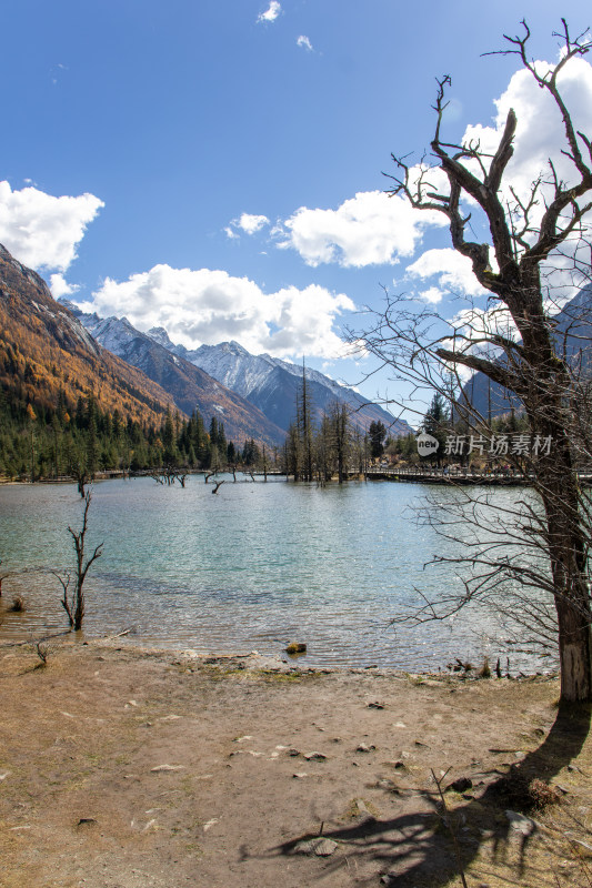 川西秋色湖畔山景，四姑娘山双桥沟景区