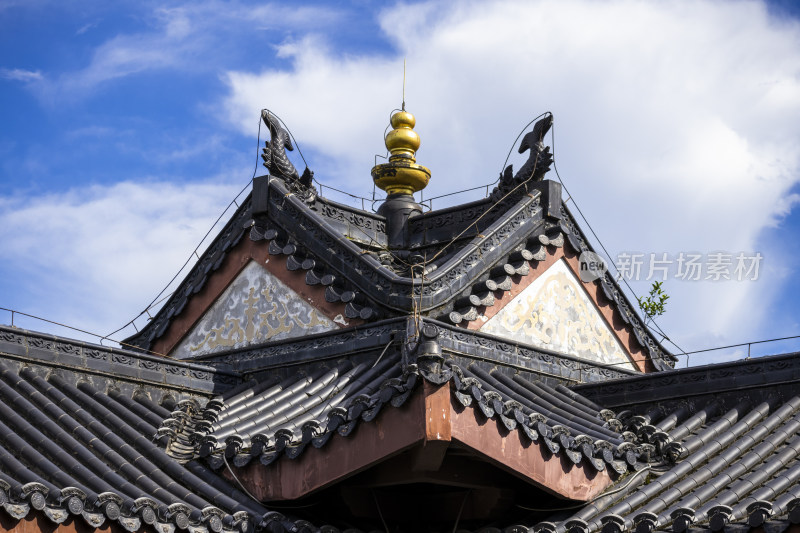 晴朗天空下惠州丰渚园中式建筑屋顶局部特写