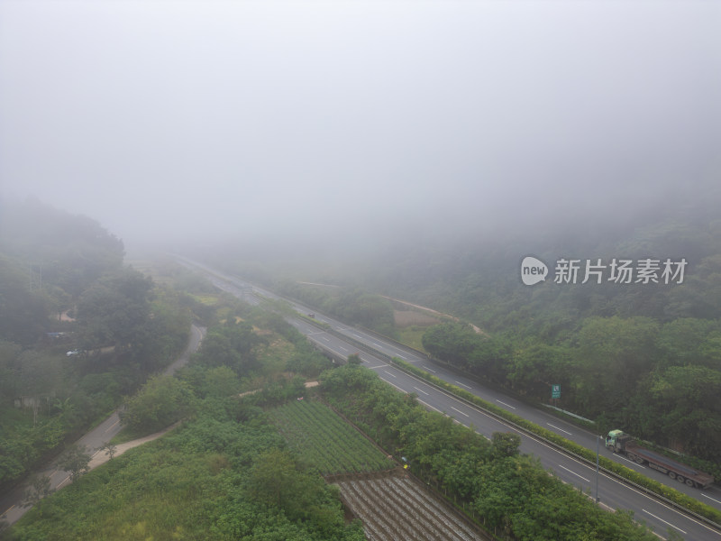 航拍晨雾中的山间公路
