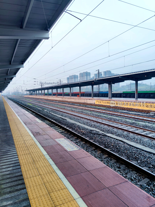 空旷的铁路站台景象