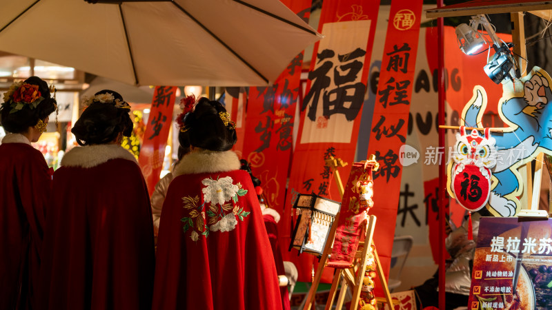 成都铁像寺水街新年氛围吸引市民打卡游玩