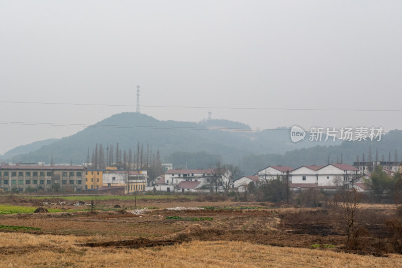 乡村景象，房屋与远山相映成趣