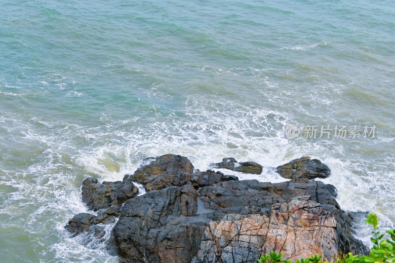 海浪拍打岸边礁石