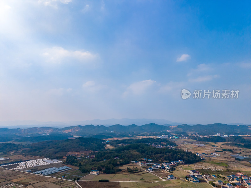 湖南山川丘陵农田乡村蓝天白云航拍图