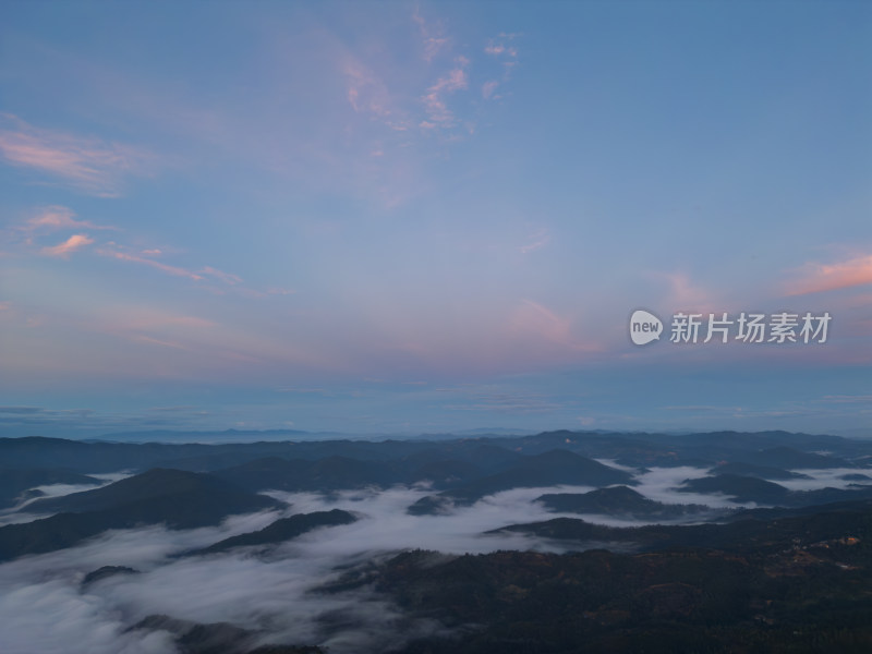 航拍云海之上的壮丽日出景象