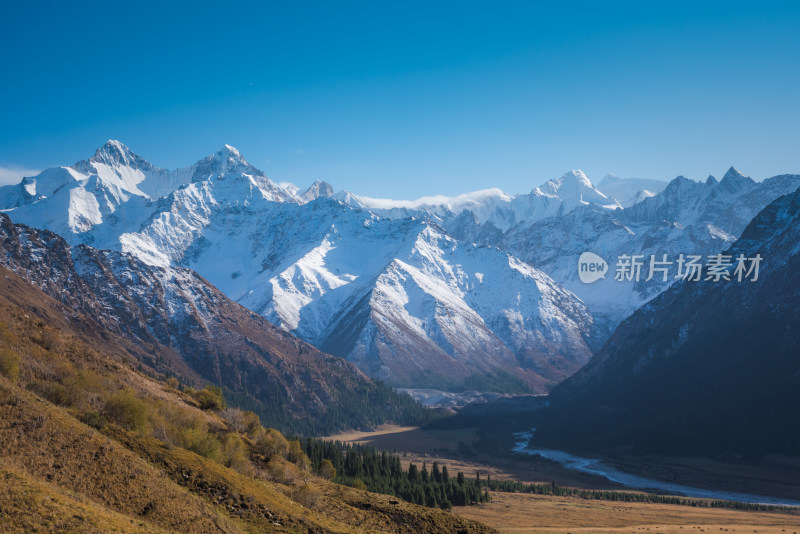 新疆夏塔雪山草原山水自然风景