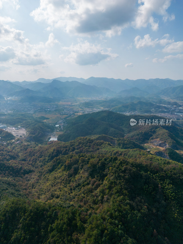 航拍蓝天白云下的青山河流稻田乡村风光