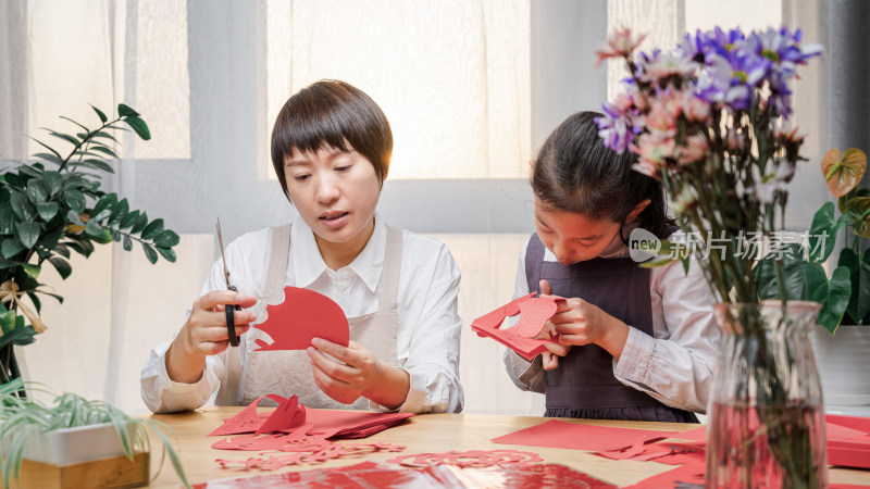 一起做手工剪纸的中国母女