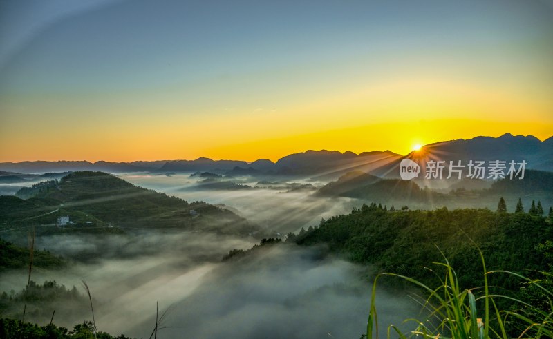 重庆酉阳：破晓时分的壮丽山河