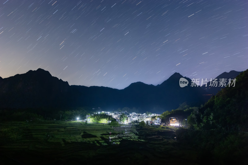 山村夜景星轨全景