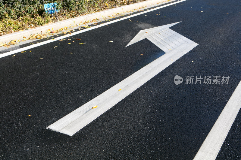 公路地面以及上面的标线