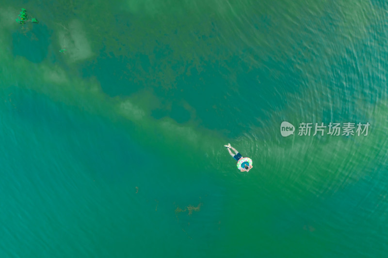 空中俯拍水面漂浮者