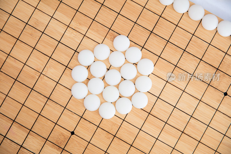 白色的棋子在棋盘上