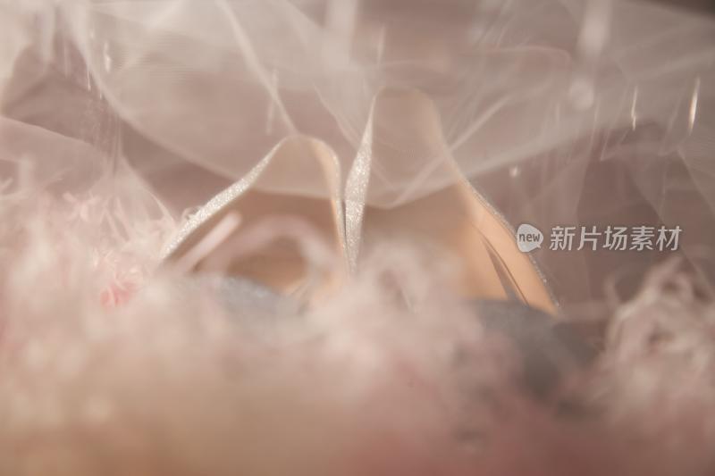 纱裙下的新娘高跟鞋特写