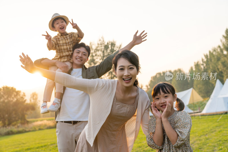 一家人在露营地玩耍