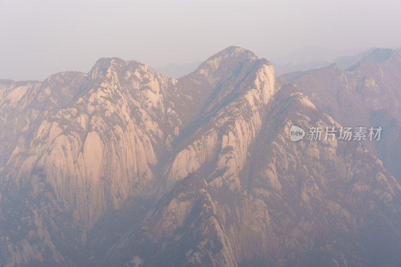 华山的陡峭山峰