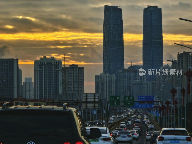 城市交通高峰时段的车流及高楼景象