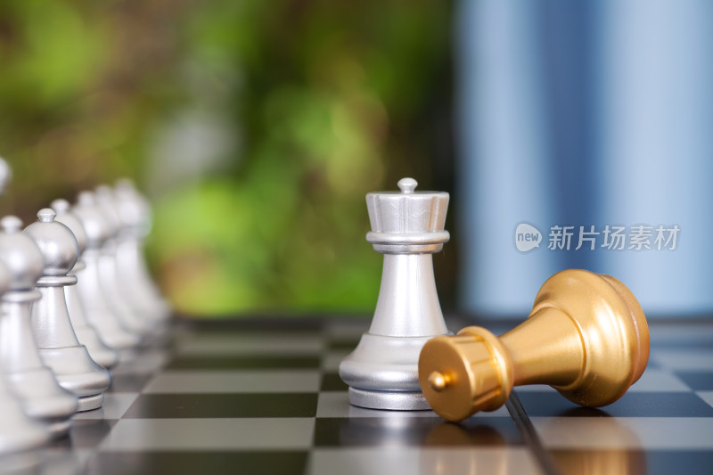 对峙中的国际象棋車棋子其中金色投降