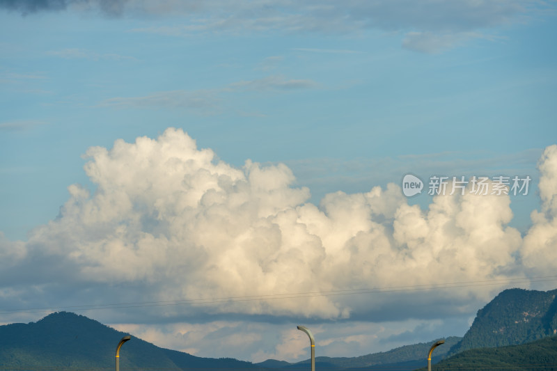 山间天空中大片白云的自然景观