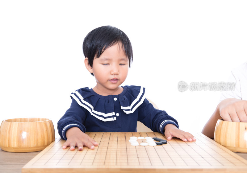 可爱的东方小女孩在学习下围棋