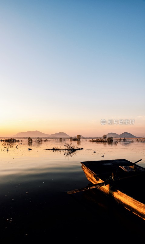 湖面小船日出风景