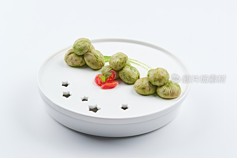 白色瓷餐具装的抹茶鲜口蘑