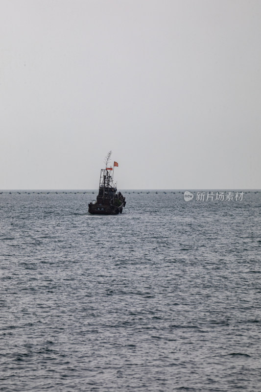 日出雾色中的山东日照万平口海滨海天