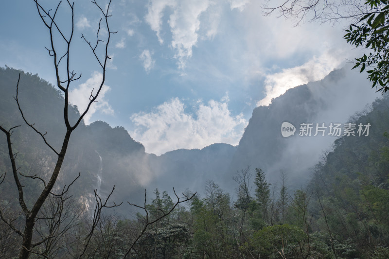 山间云雾缭绕的自然风景