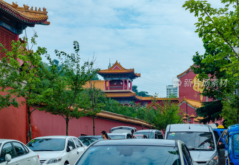 青岛观音寺墙外的道路上满是车辆