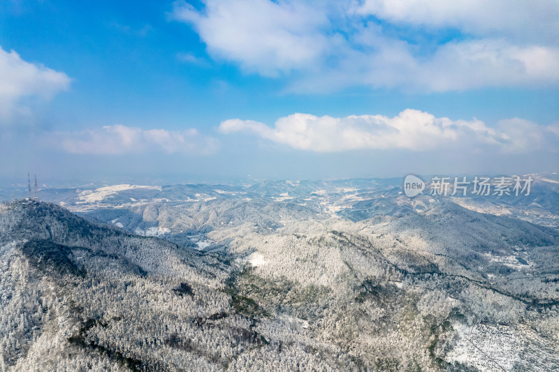 山川丘陵农田冬天雪景航拍图