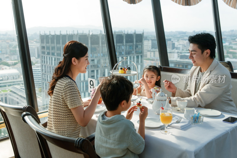 一家四口在餐厅用餐