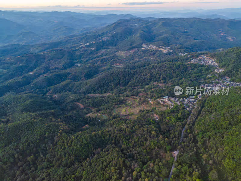 航拍被森林环绕的景迈山村庄全景