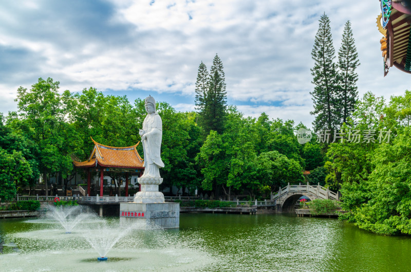 中国福建省福州西禅寺，湖中央的观音塑像