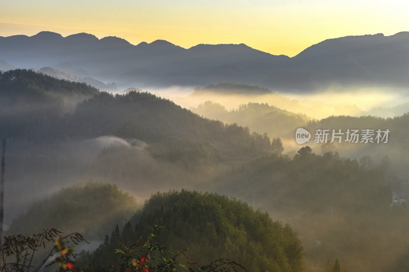 重庆酉阳：雾起群山