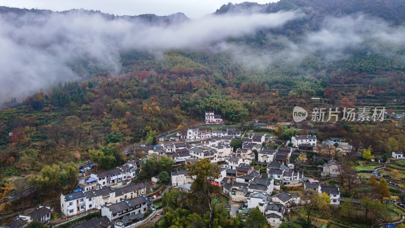 安徽塔川徽派山涧白墙建筑群航拍